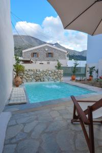 eine Villa mit einem Pool und einem Haus in der Unterkunft Anassa Mountain House in Émbonas