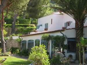 una casa con muchas ventanas y árboles en Hotel Sant'Andrea en Marciana