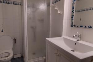 une salle de bain avec un lavabo, une douche et des toilettes dans l'établissement Maison familiale pour 10 personnes au centre à St Georges d'Oleron, à Saint-Georges-dʼOléron 13 autres photos