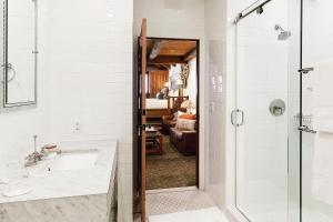 a bathroom with a shower and a sink at Rancho Caymus Inn in Rutherford