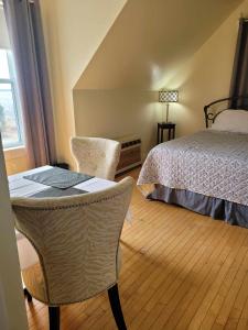 Una cama o camas en una habitación de Auberge Vue d'la Dune - Dune View Inn