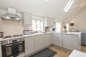 A kitchen or kitchenette at Black Lion Court 