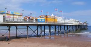 un muelle con un parque de atracciones en la playa en Devon Hills Holiday Park luxury timber lodge pet friendly with hot tub 2 to 6 guests, en Paignton