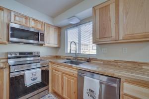 Nhà bếp/bếp nhỏ tại Anchorage Apartment Rental with Mountain Views!