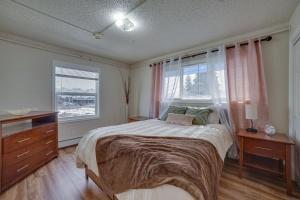 Anchorage Retreat, Walk to Dining and Entertainment tesisinde bir odada yatak veya yataklar