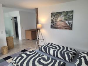 Habitación con 1 cama con una foto en la pared en Ferienwohnungen Villa Ventil en Feldberg