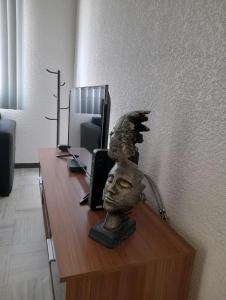 eine Statue eines Kopfes auf einem Schreibtisch in der Unterkunft Departamento Aeropuerto para 6 in Huejotzingo