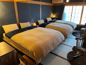 a room with three beds in a room at とれるの【TORERUNO】 in Takayama