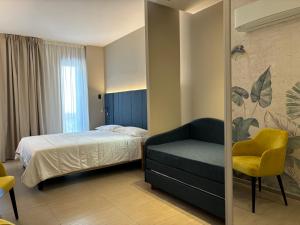 um quarto de hotel com uma cama e uma cadeira em Casa Vacanze Fardella Centrale em Trapani