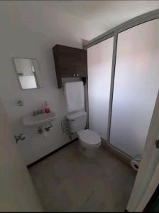 Koupelna v ubytování Departamento Aeropuerto para 6
