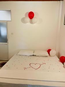 un dormitorio con una cama con un corazón dibujado en ella en The Shade Brothers, en Katunayake