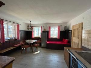 cocina y sala de estar con mesa y sofá en Egger's Sonnenhof Thurn, en Thurn