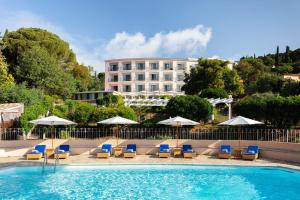 Bazén v ubytování Hôtel du Parc Cavalaire sur Mer nebo v jeho okolí
