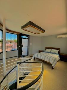 sypialnia z 2 łóżkami i balkonem w obiekcie Hostal Panama Experience w Panamie