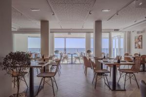 A restaurant or other place to eat at Hotel La Cala Finestrat