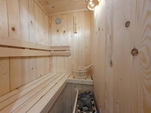 a wooden sauna with a bucket in it at Casa Svea in Avola