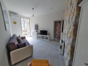 a living room with a couch and a tv at Casa Svea in Avola