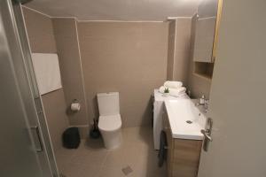 Bilik mandi di Newly Renovated Central 2 Bedroom Apartment in Kozani