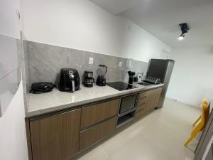 cocina con fregadero y encimera en Apartamento na Barra alto padrão com vista mar, en Salvador