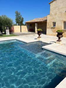 - une piscine en face d'une maison dans l'établissement Le Figuier, à Tulette