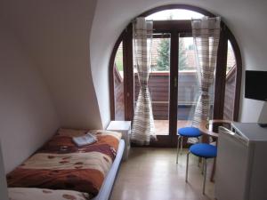 Giường trong phòng chung tại Penzion Real