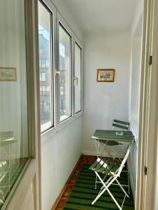 Kleines Zimmer mit einem Schreibtisch und 2 Fenstern in der Unterkunft Old Town 2-Bedroom Apartment Sienny Market Square by Stayly in Stettin