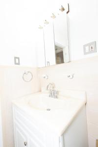 Ένα μπάνιο στο Convenient and private 2bed home mins to NYC