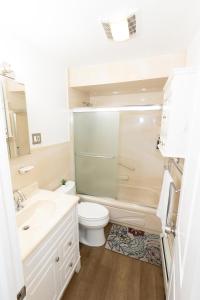 Ένα μπάνιο στο Convenient and private 2bed home mins to NYC