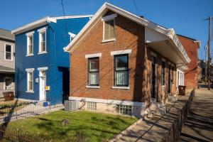 una casa de ladrillo con una casa azul en The Corner Brick House, en Covington