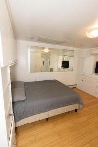 Ένα ή περισσότερα κρεβάτια σε δωμάτιο στο Convenient and private 2bed home mins to NYC