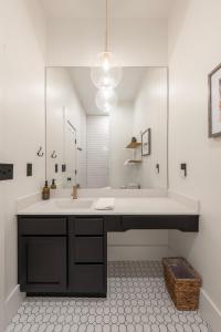 baño con lavabo y espejo grande en The Corner Brick House, en Covington