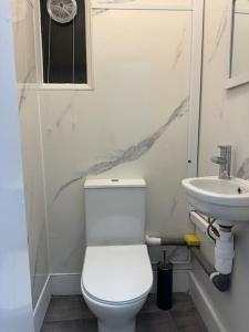 een badkamer met een wit toilet en een wastafel bij Room 4 • Double Bed in King’s Cross in Londen