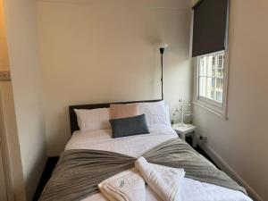 een slaapkamer met een groot bed met 2 kussens bij Room 4 • Double Bed in King’s Cross in Londen