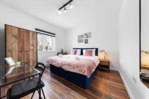 um quarto com uma cama e uma mesa de vidro em Luxury home-Sleeps 11-Central-Games-Free Parking em Southampton