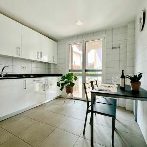 Larrasoaña的住宿－ALBERGUE SAN NICOLAS，厨房配有桌椅和窗户。