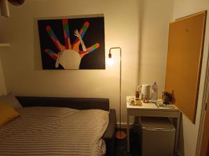 Кровать или кровати в номере Convenient Luton Rooms
