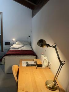 a desk with a lamp and a bed in a room at B&B Stari Mlin - Vecchio Mulino in San Giorgio