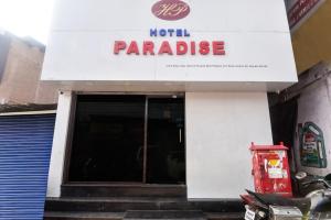 un bâtiment avec un panneau indiquant l'hôtel paradise dans l'établissement OYO Hotel paradise, à Mumbai