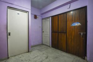 pusty pokój z drzwiami i korytarzem w obiekcie OYO Balaji Inn w mieście Ballygunge