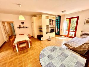 a living room with a table and a dining room at Frau, grazioso trilocale in centro a Numana con spazio esterno in Numana