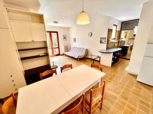 a kitchen and dining room with a table and chairs at Frau, grazioso trilocale in centro a Numana con spazio esterno in Numana