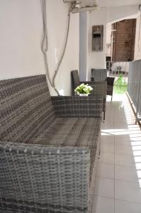une salle à manger avec des chaises en osier et une table dans l'établissement Appartamento Athena, à Bari