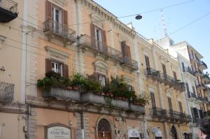un bâtiment avec des balcons et des plantes sur son côté dans l'établissement Appartamento Athena, à Bari