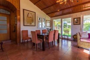 uma sala de jantar com mesa e cadeiras em Casa Golf Azul - Suite Viagens em Aljaraque