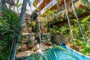 Κήπος έξω από το Menesse Apartments