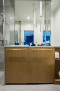 een badkamer met een douche en een houten aanrecht bij VipWarsawApartments Sapphire Mennica Residence in Warschau