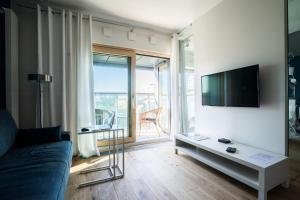 Televízia a/alebo spoločenská miestnosť v ubytovaní VipWarsawApartments Sapphire Mennica Residence