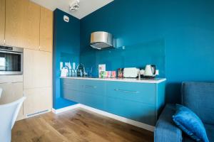 Kuchyňa alebo kuchynka v ubytovaní VipWarsawApartments Sapphire Mennica Residence