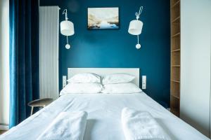Posteľ alebo postele v izbe v ubytovaní VipWarsawApartments Sapphire Mennica Residence