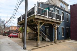 un balcón en el lateral de un edificio en Main Street Oasis - with Parking en Covington